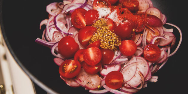 Тёплый салат с жареным редисом: выложите в вок помидоры и специи