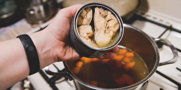 Суп с консервированной горбушей: отправьте в кастрюлю рыбу