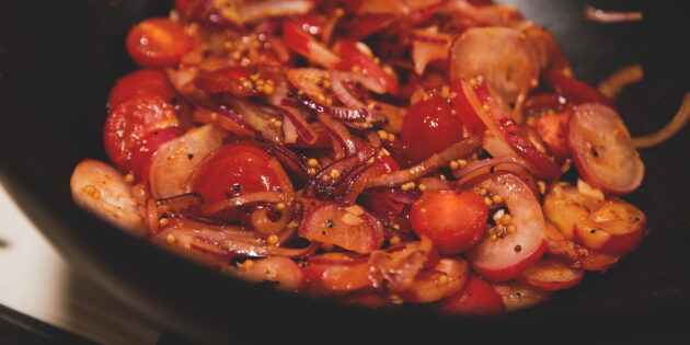 Тёплый салат с жареным редисом: аккуратно перемешайте овощи
