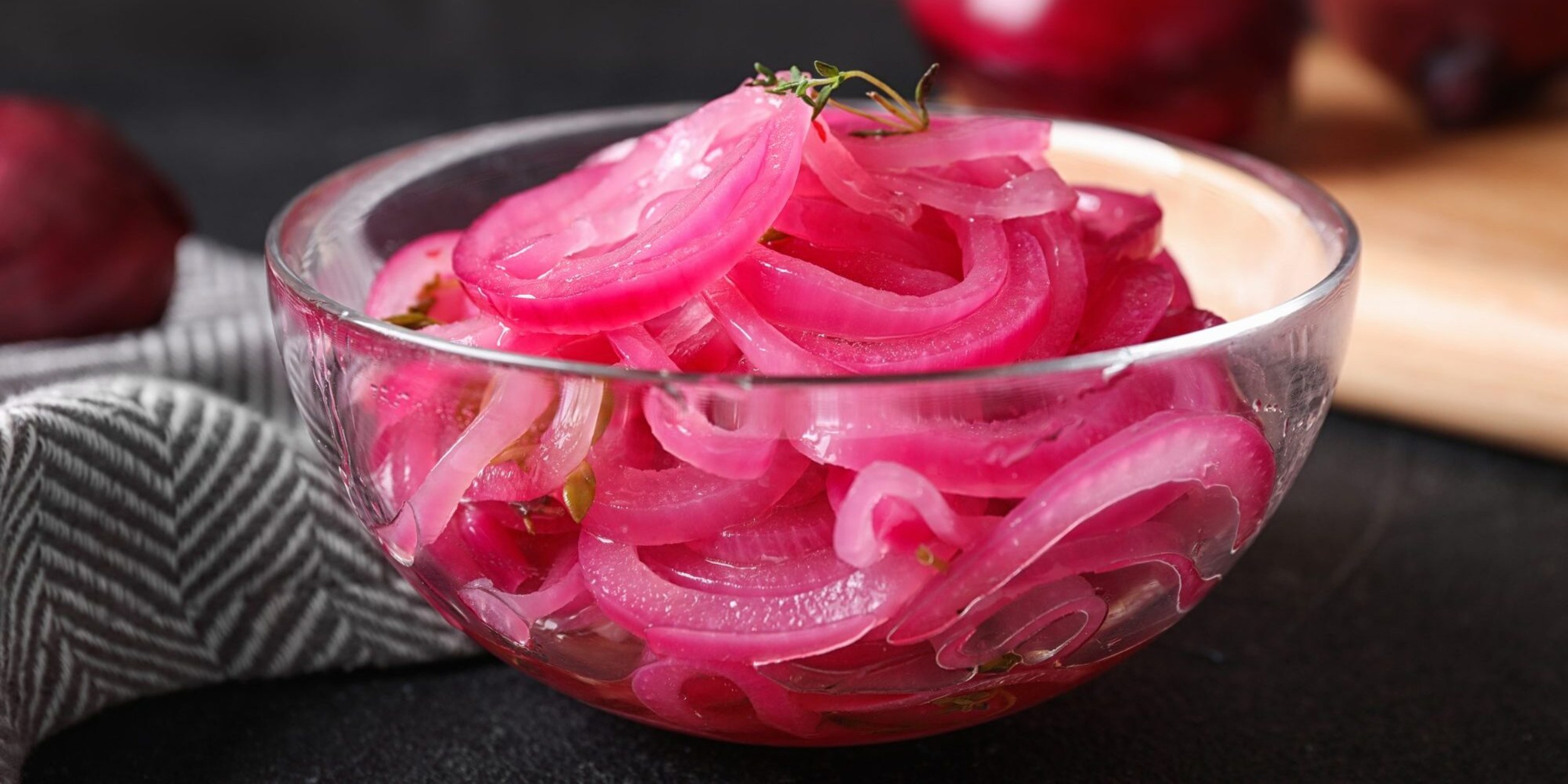 Слоёный салат с крабовыми палочками, рисом и кукурузой