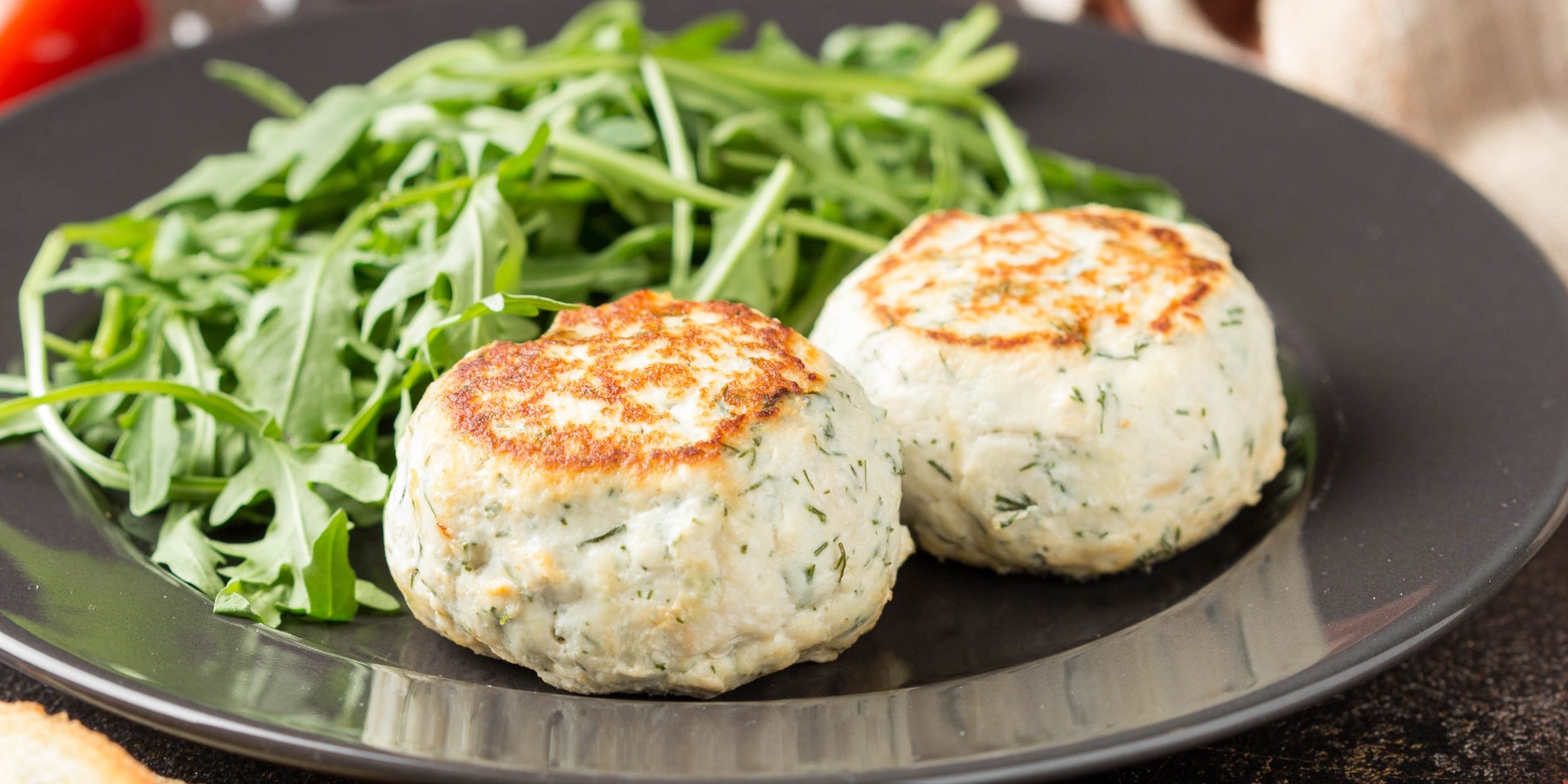 Слоёный салат с крабовыми палочками, рисом и кукурузой