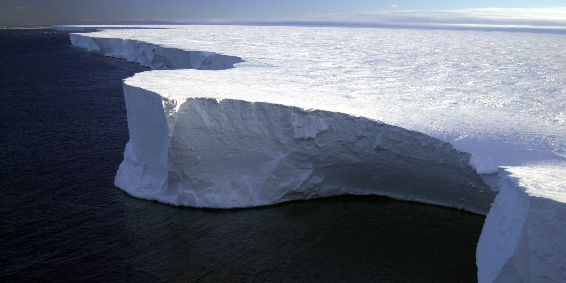 В Антарктике от шельфового ледника откололся очередной айсберг размером с город