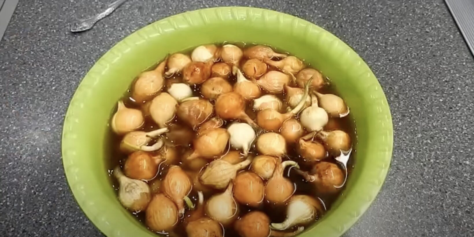 Лук севок перед посадкой замачивают. Перед посадкой лук замочить в соде?. Замочить лук перед посадкой весной. Севок прогревают. Лук перед посадкой замочить в марганцовке.