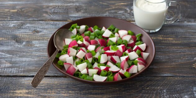 Салат из редиски и зелёного лука: рецепт