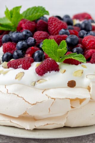 ПП-десерт «Павлова» без сахара с йогуртом