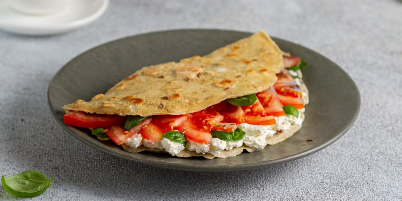 Oatmeal with cottage cheese, tomato and basil