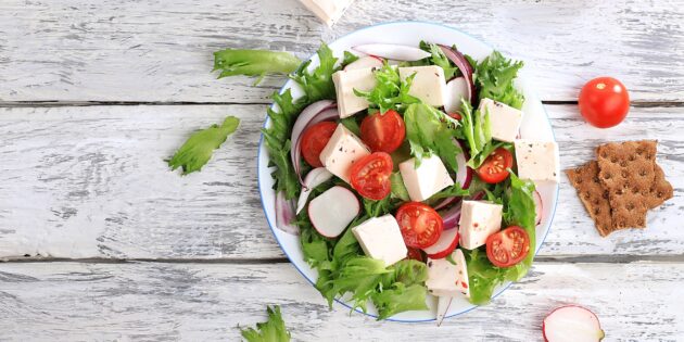 Салат из редиски, помидоров и брынзы: рецепт