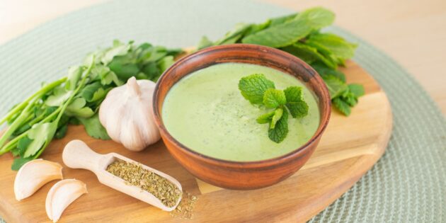 Рецепт зелёного соуса: йогуртовый соус с мятой и кинзой