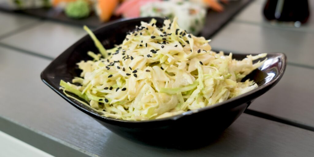 Салат из свежей капусты и копчёного сыра