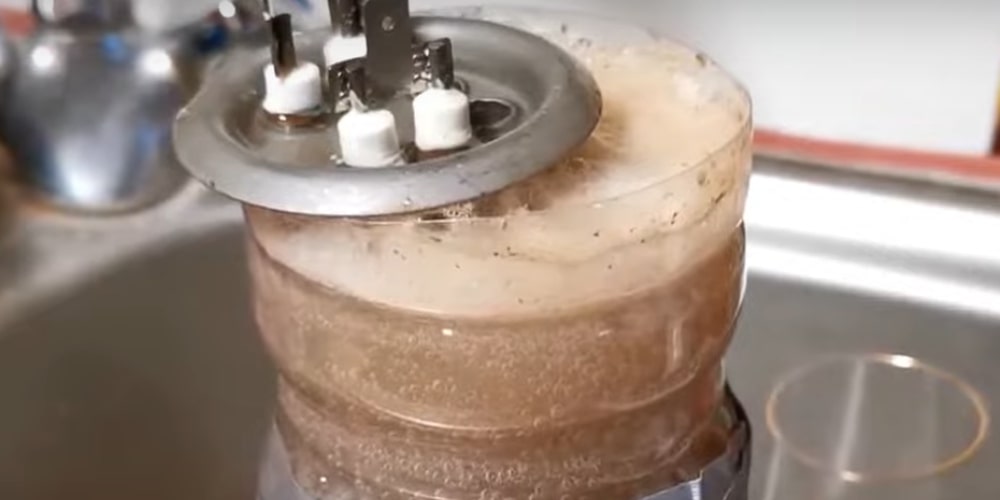 Опустите ТЭН в раствор