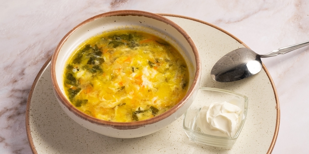 Овощной суп со щавелём и яйцами