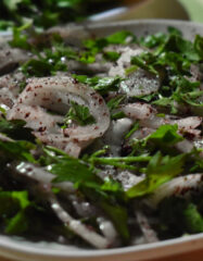 Луковый салат с зеленью и сумахом: рецепт