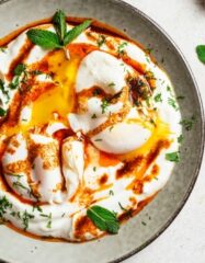 Яйца пашот с йогуртовым соусом и острым маслом: рецепт