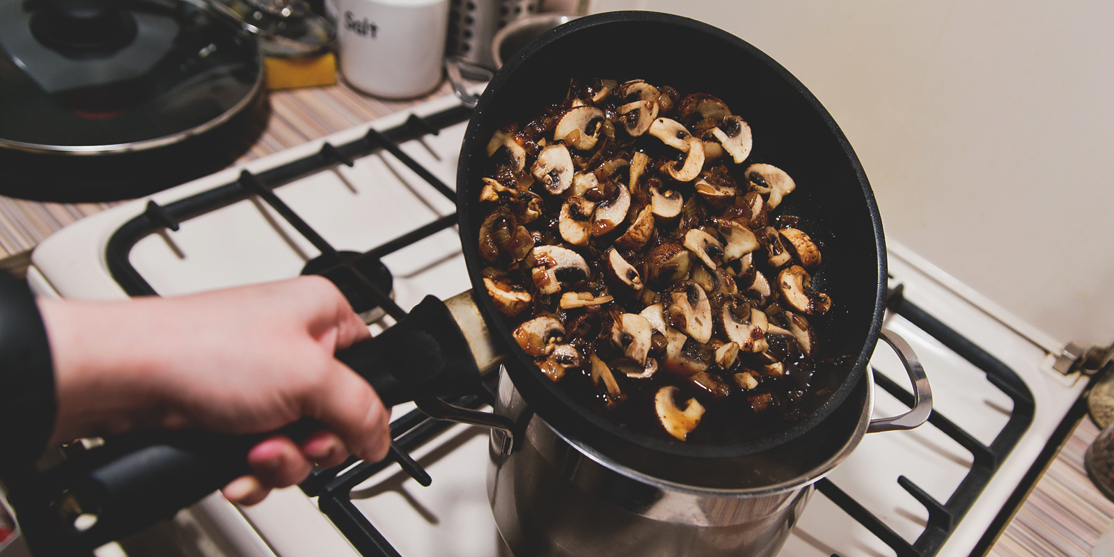 Чешский грибной суп кулайда: добавьте грибы с луком