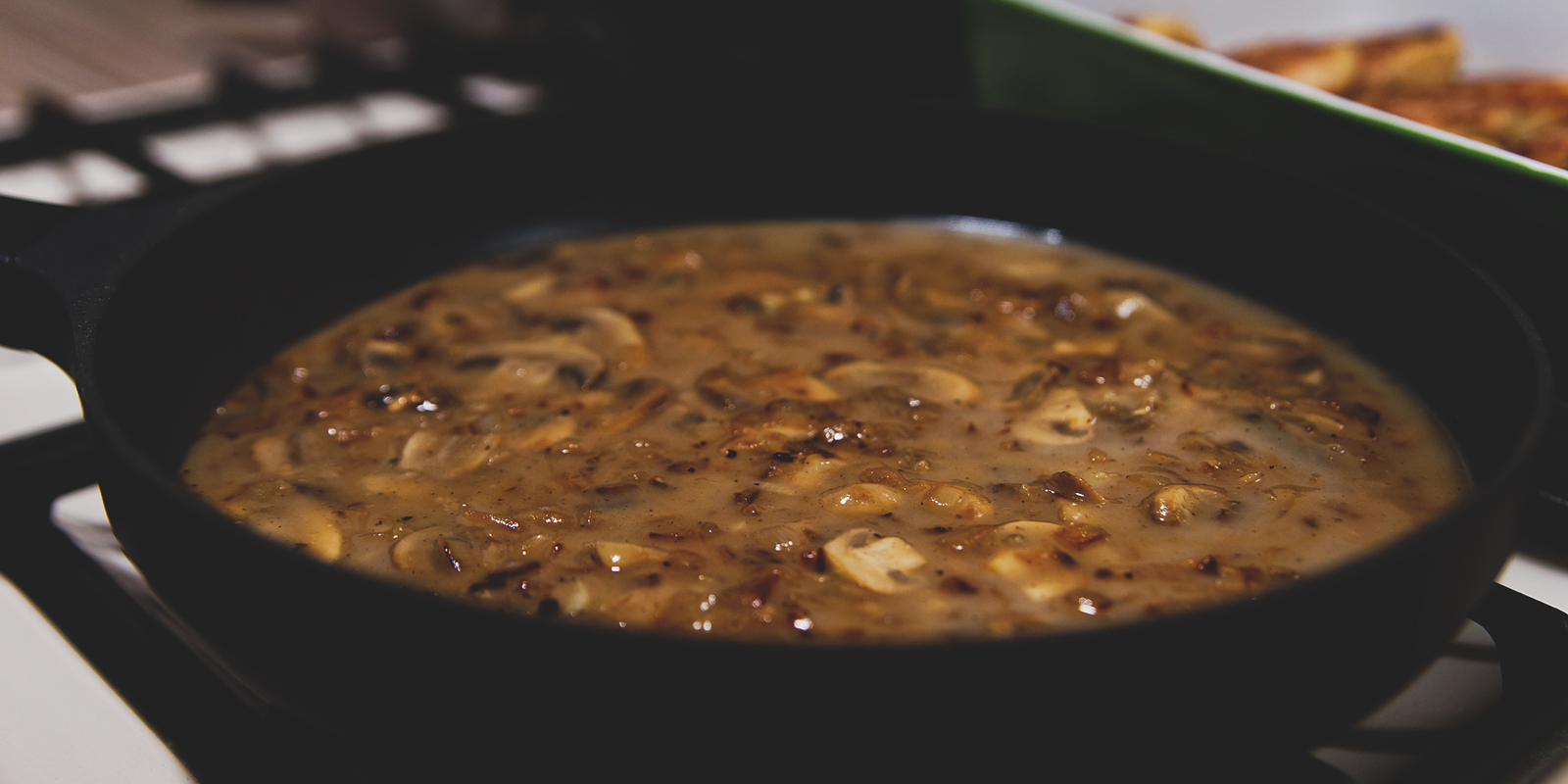 Куриные котлеты в сметанном соусе с грибами: влейте соус в лук с грибами