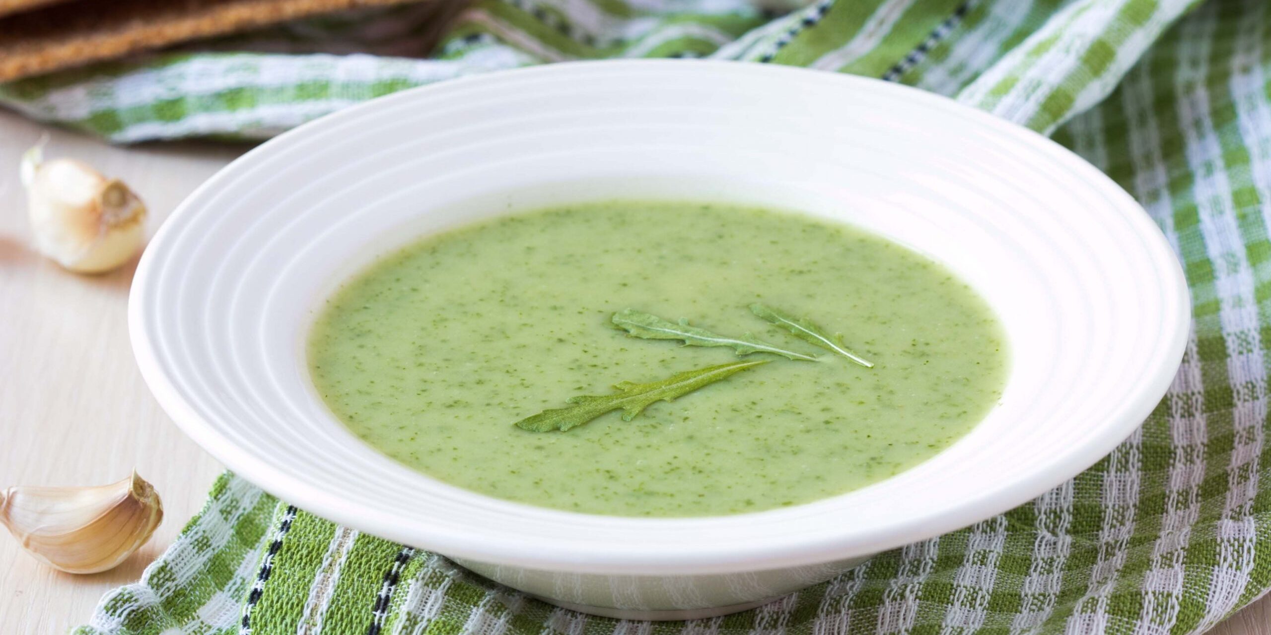 Холодный суп из огурцов с руколой: рецепт