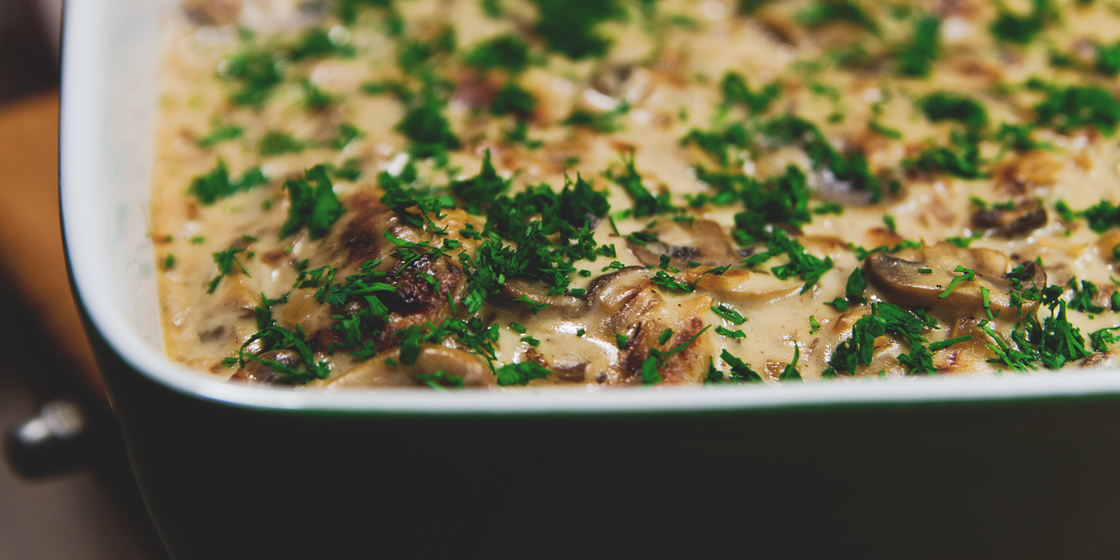 Куриные котлеты в сметанном соусе с грибами: подавайте блюдо со свежей зеленью