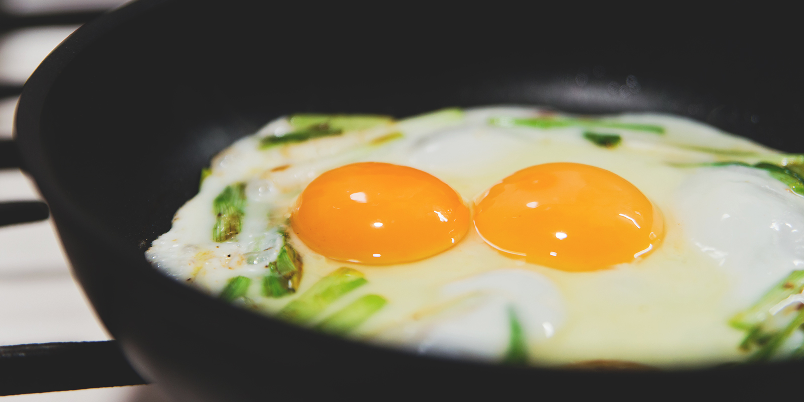 Яичница с зелёным луком: выпустите в сковородку яйца
