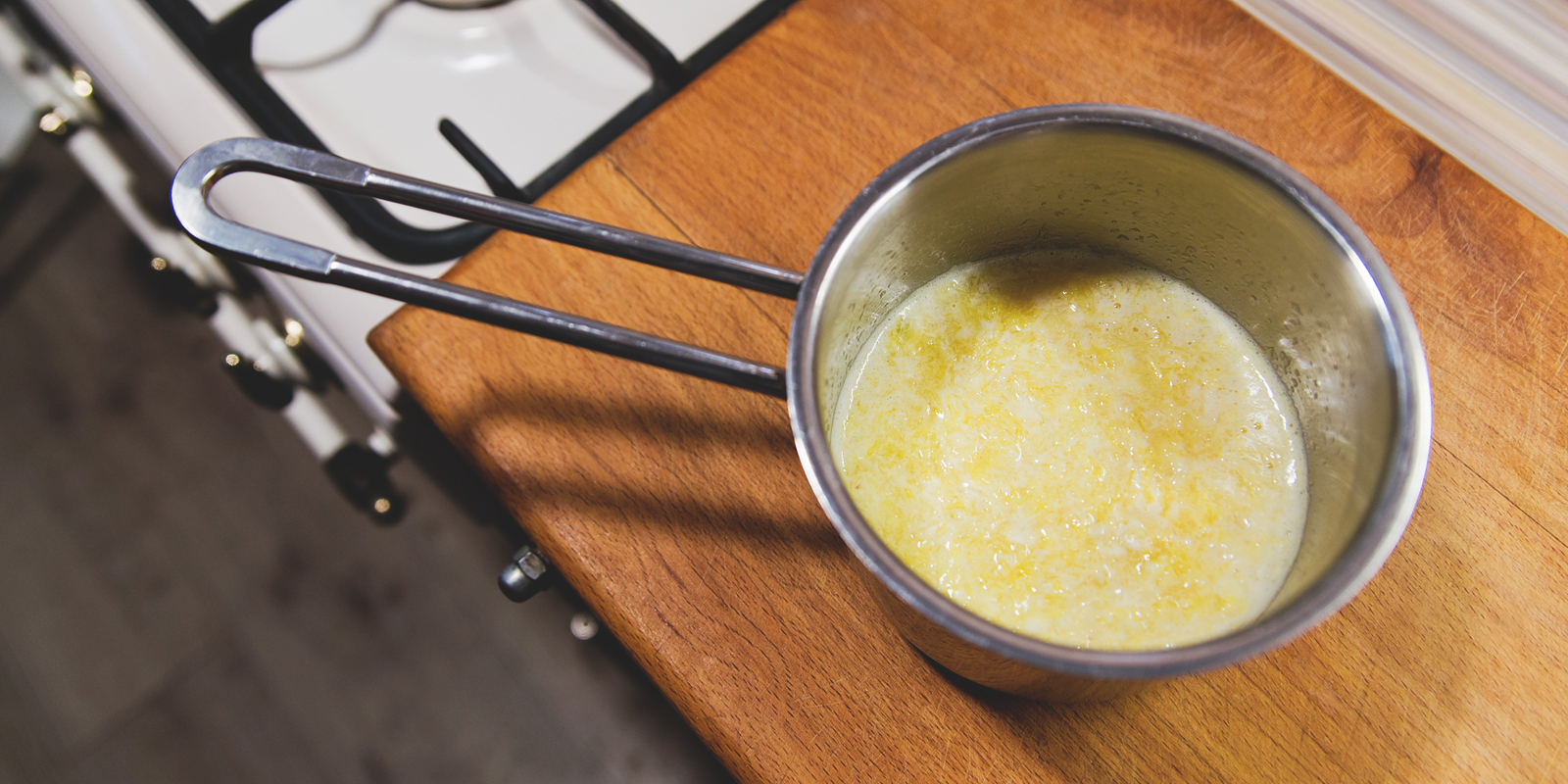 Лимонная меренга: очистите цитрусы и пробейте в блендере