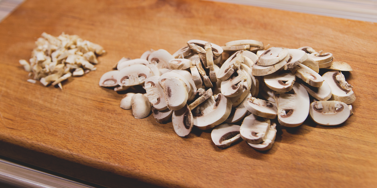 Куриные котлеты в сметанном соусе с грибами: нарежьте грибы