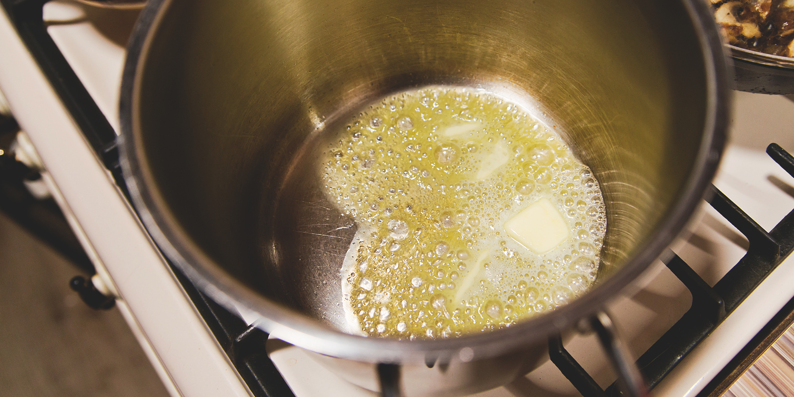 Чешский грибной суп кулайда: растопите в кастрюле сливочное масло