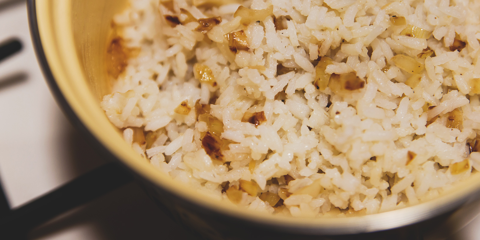 Яйца, запечённые под грибным соусом: соедините рис с луком