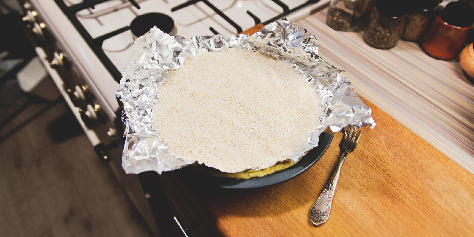Лимонная меренга: выстелите тесто фольгой, заполните ёмкость крупой и отправьте форму в духовку