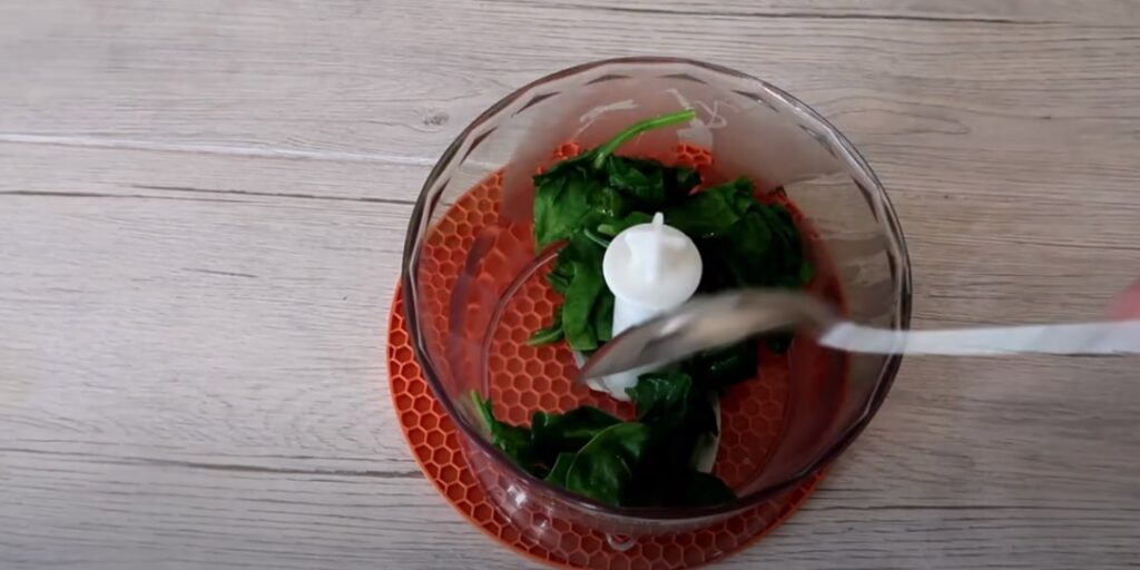 Как заморозить шпинат на зиму: положите зелень в чашу блендера