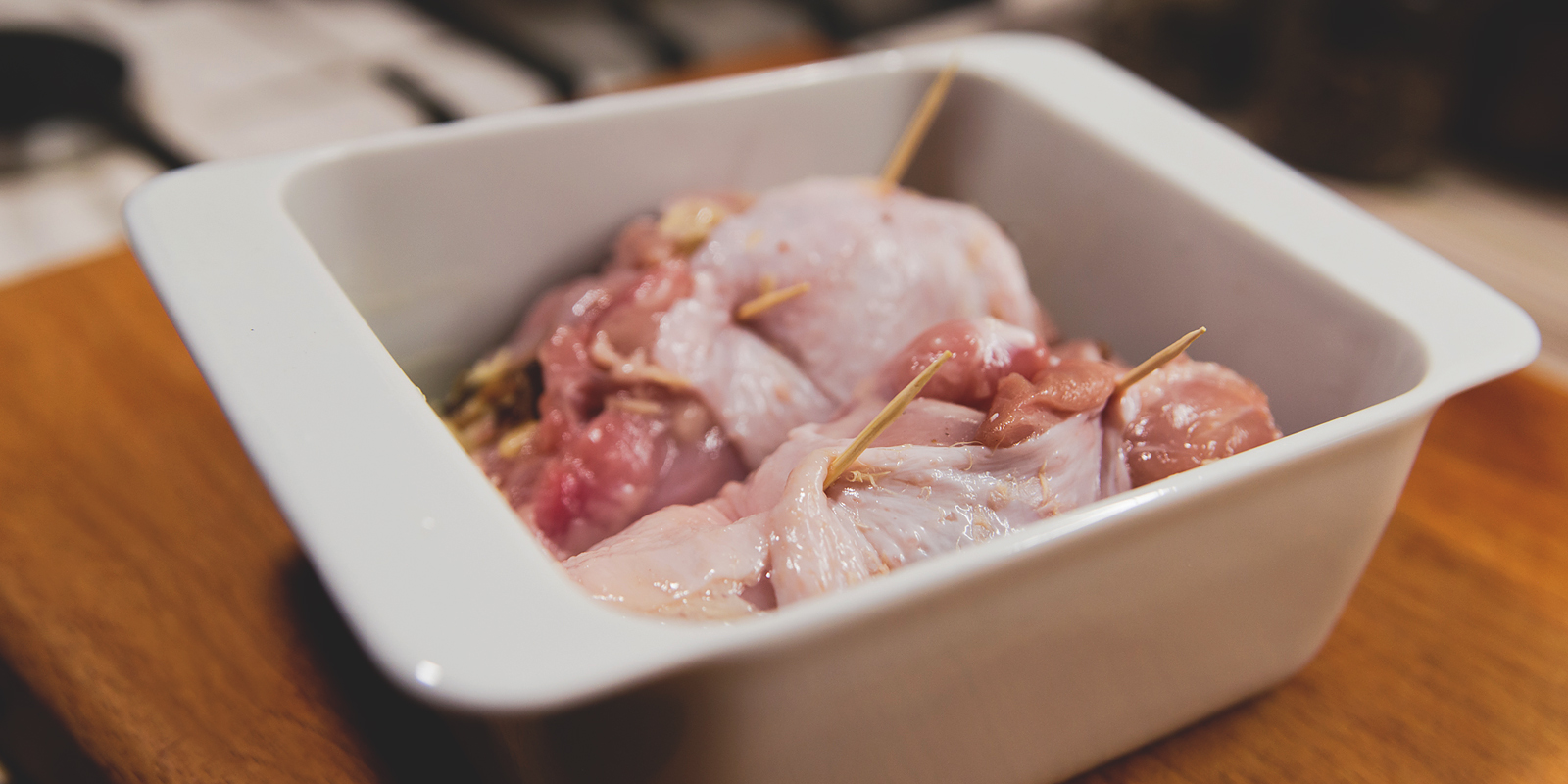 Рулетики из куриного бедра с финиками: аккуратно сверните мясо