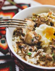 Яйца, запечённые под грибным соусом: рецепт