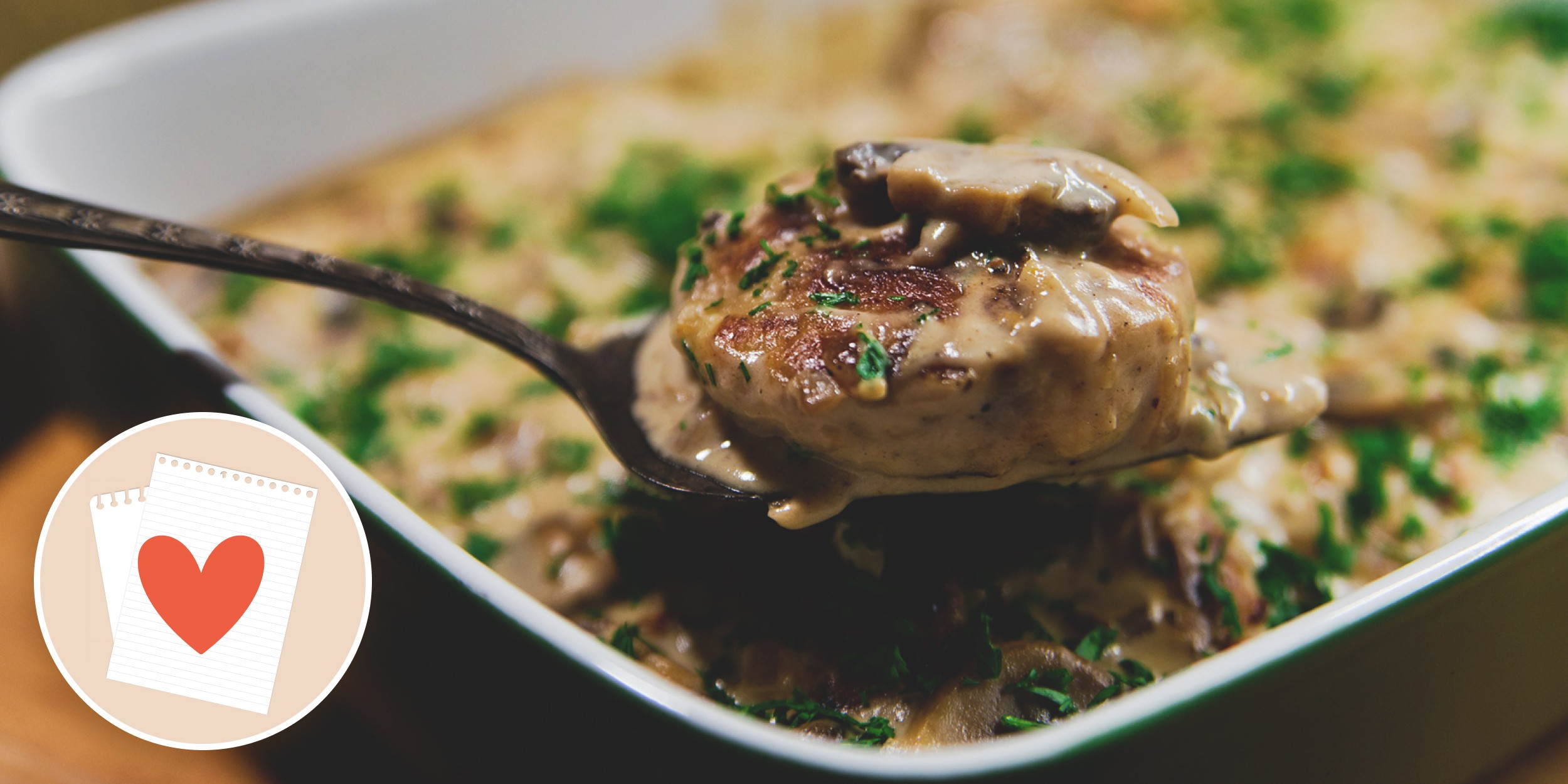 Наше любимое: подпечённые куриные котлеты в сметанном соусе с грибами