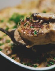 Подпечённые куриные котлеты в сметанном соусе с грибами: рецепт