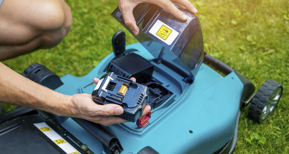 Как выбрать электрическую аккумуляторную газонокосилку: оцените ёмкость аккумулятора