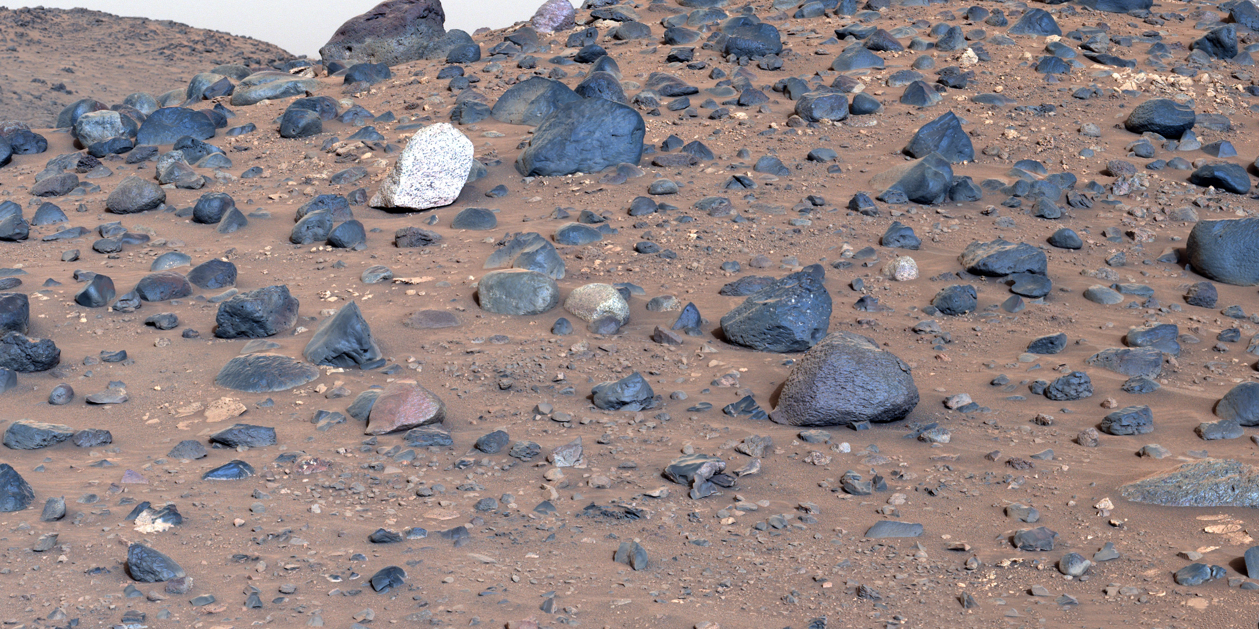 Ровер Perseverance обнаружил холм с необычным валуном в русле древней реки на Марсе