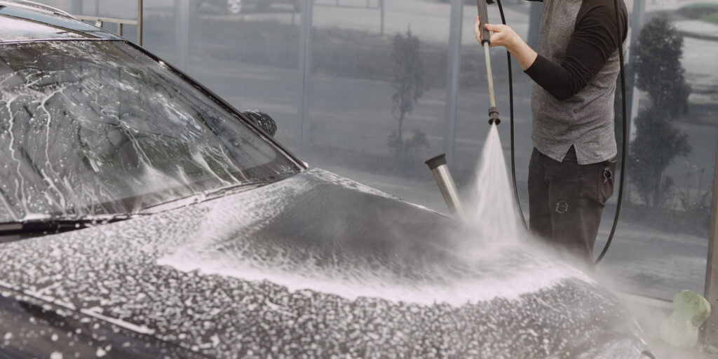 Как мыть машину на мойке самообслуживания: удалите пену водой