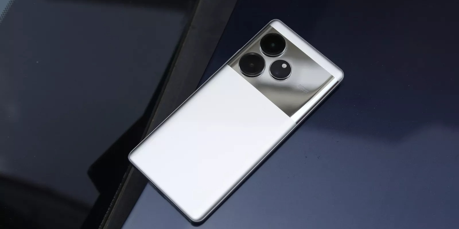 Представлен смартфон Realme GT 6 с двухдневной автономностью. Его уже привезли в РФ