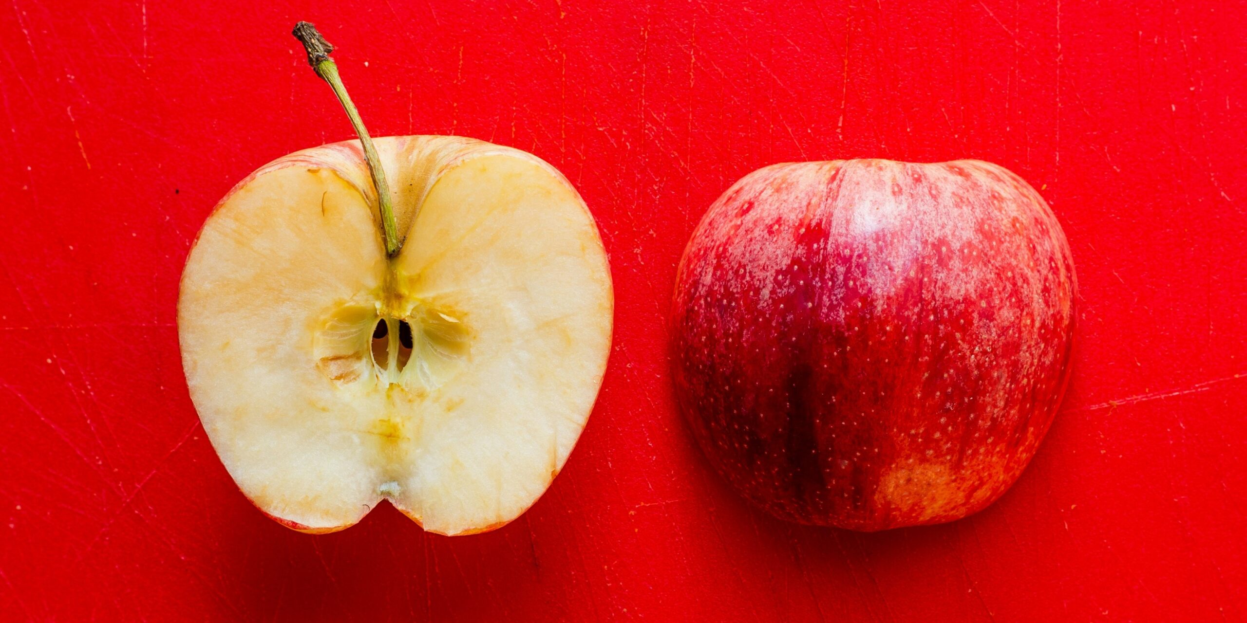 Знаете ли вы, почему яблоко темнеет на срезе?