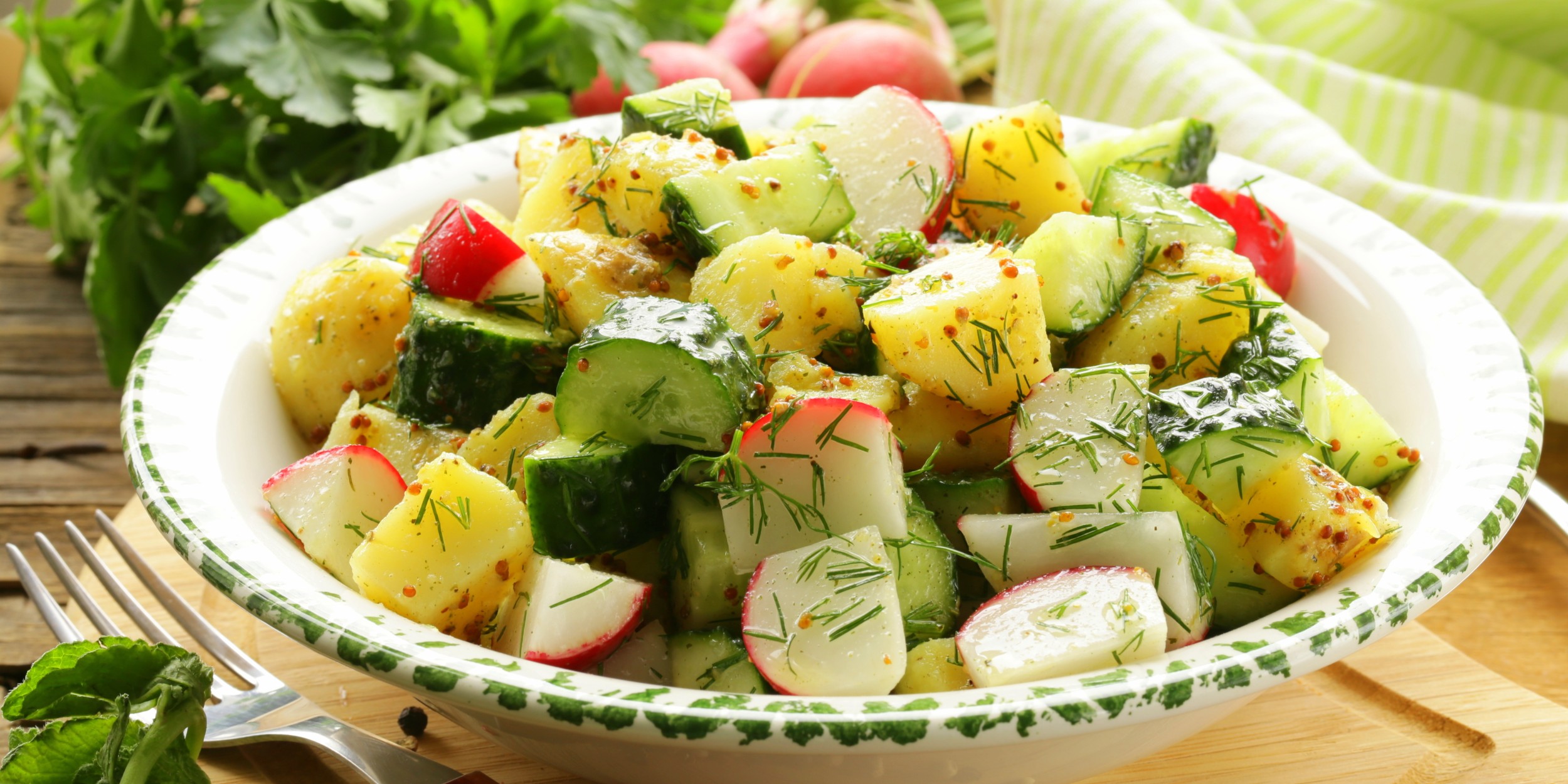 Хрустящие салаты с редиской и огурцами: более 30 вариантов