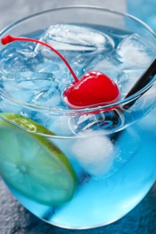 Алкогольный коктейль «Голубая лагуна»