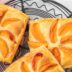 Слойки с абрикосами и франжипаном: рецепт