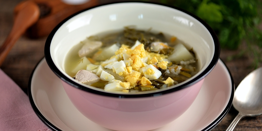 Суп из индейки со шпинатом, щавелём и яйцами
