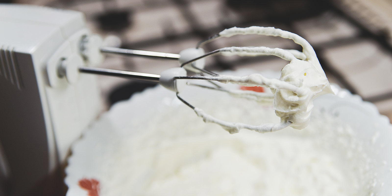 Шведский клубничный торт на Мидсоммар: взбейте сливки с сахарной пудрой