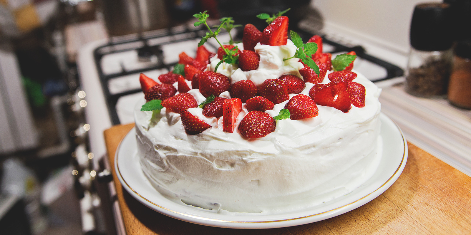 Шведский клубничный торт на Мидсоммар: покройте торт сливочным кремом и украсьте клубникой