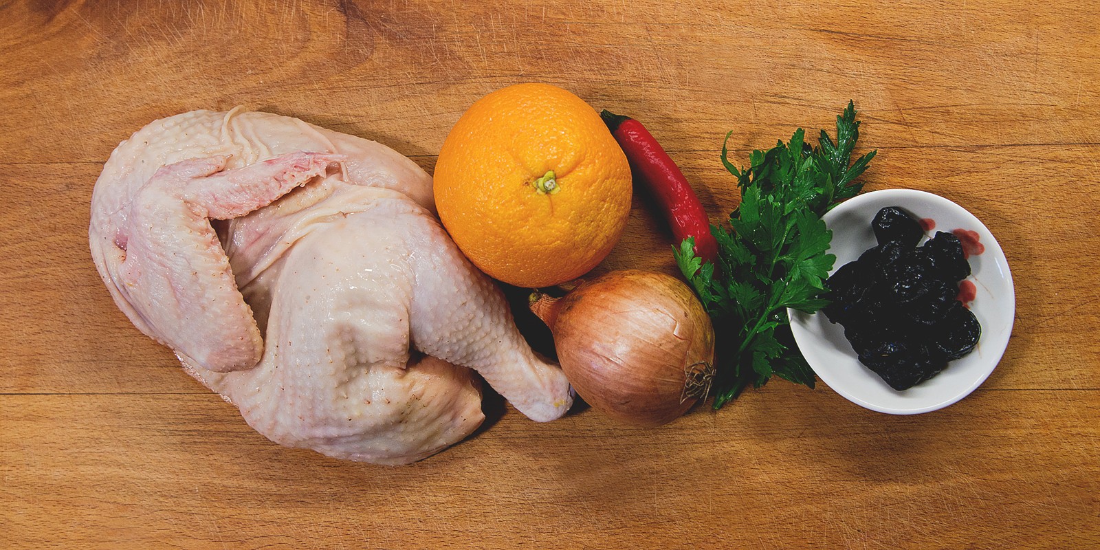 Запечённая курица с апельсином, чили и черносливом: подготовьте ингредиенты