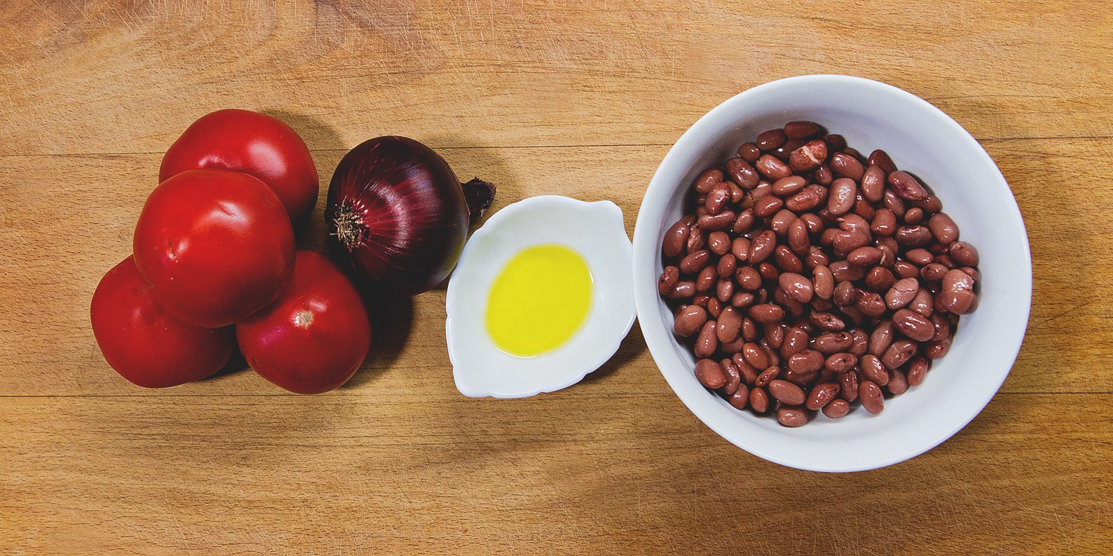 Простой салат к шашлыку из помидоров, лука и красной фасоли: подготовьте ингредиенты