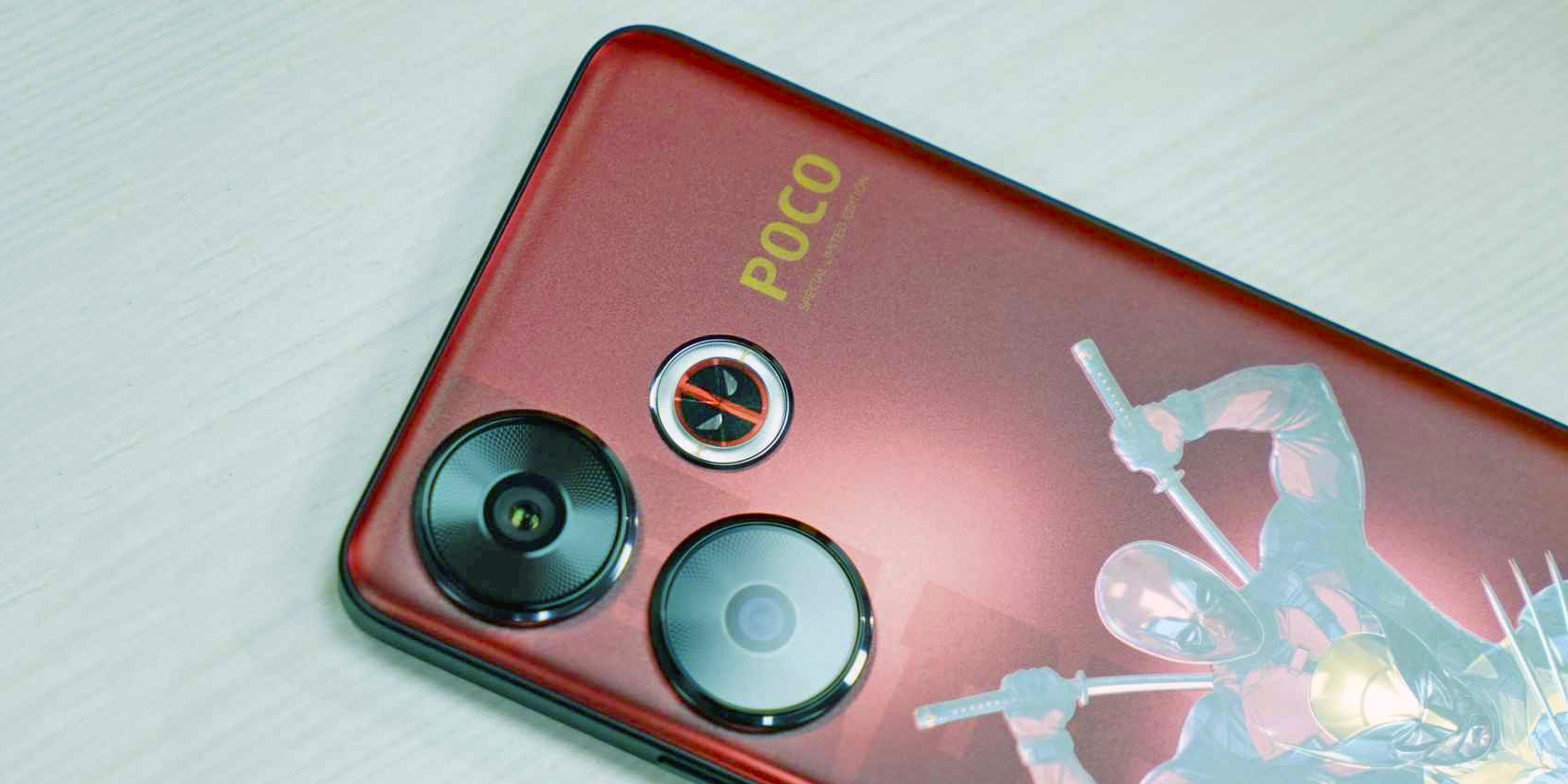 Xiaomi представила Дэдпул-версию смартфона POCO F6 с фирменными аксессуарами