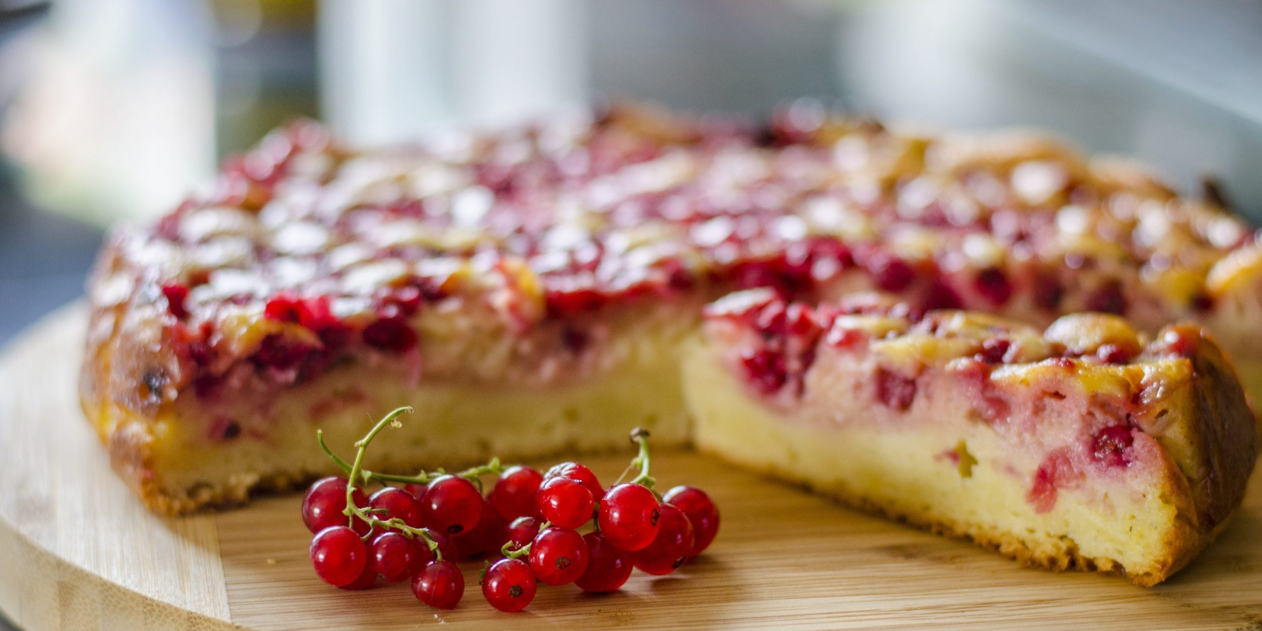 Творожный пирог с красной смородиной: рецепт