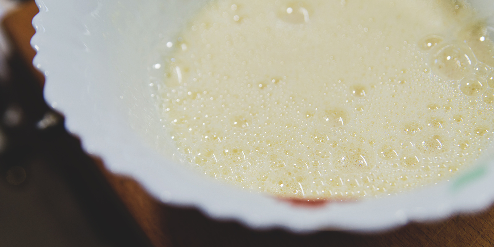 Шведский клубничный торт на Мидсоммар: взбейте яйца с сахаром и маслом