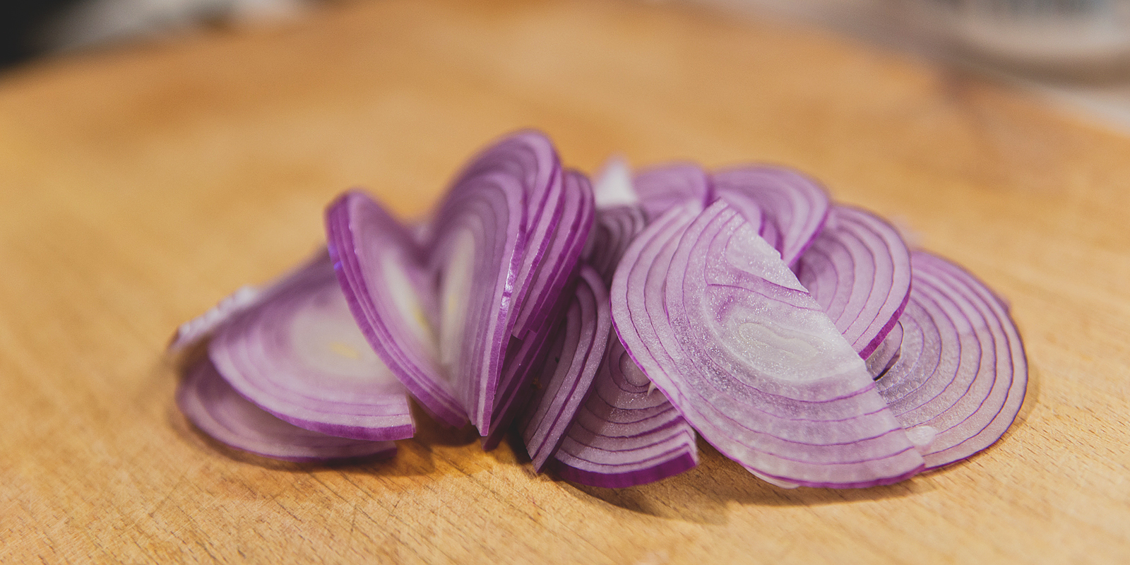Простой салат к шашлыку из помидоров, лука и красной фасоли: нарежьте лук