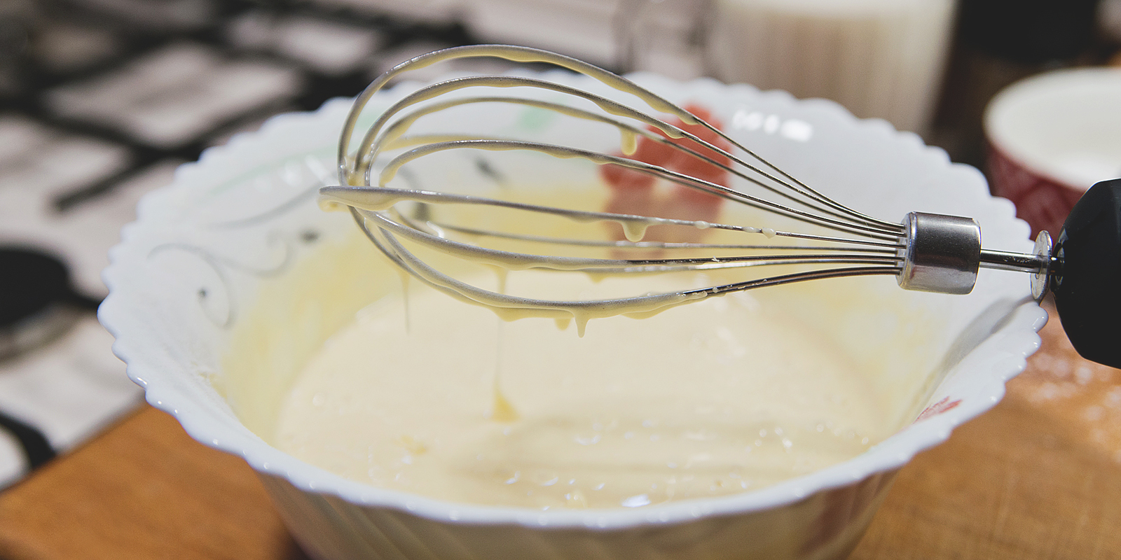 Шведский клубничный торт на Мидсоммар: введите муку с разрыхлителем и ванилином